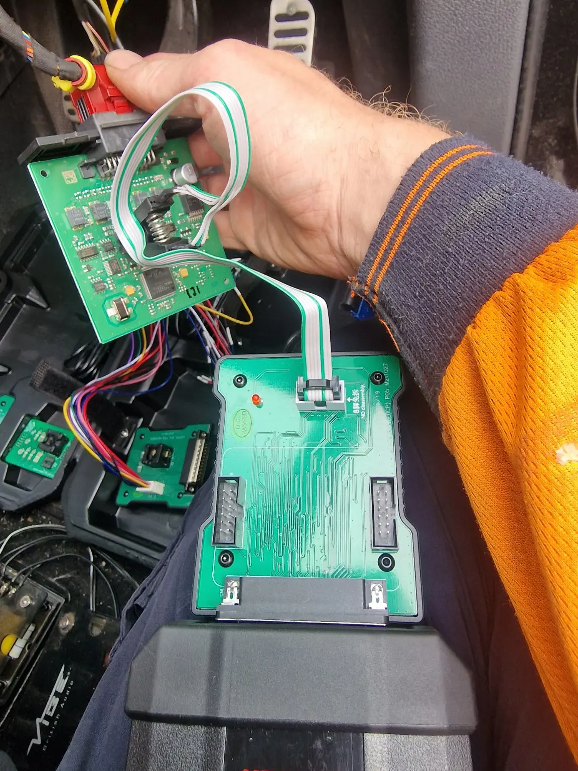 Automotive electronic controller connected to programming equipment